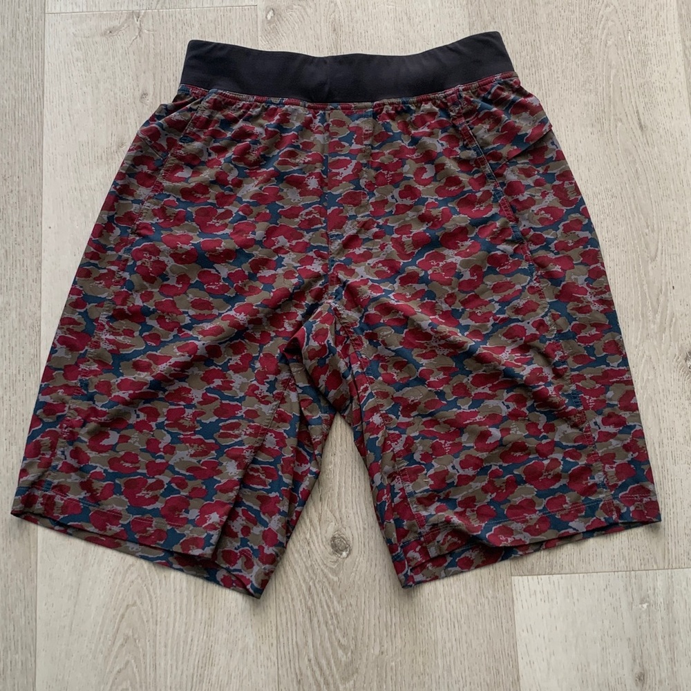 Lululemon‎ Mens Active Red Leopard Print Shorts